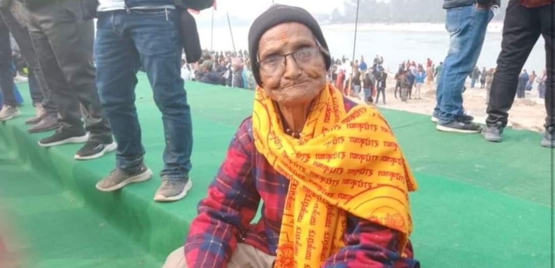 वृद्ध भत्ताको गुन तिर्न महाधिवेशनमा पर्वतबाट चितवन पुगिन् ९० वर्षीया वृद्धा ।